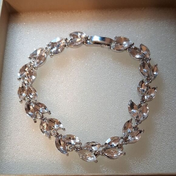 The Unbranded Brand Jewelry - New Silver Tone Leaf Bracelet With Rhinestones 7"